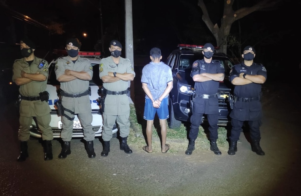 Registro dos policiais e o suspeito após prisão no setor Jandaia.