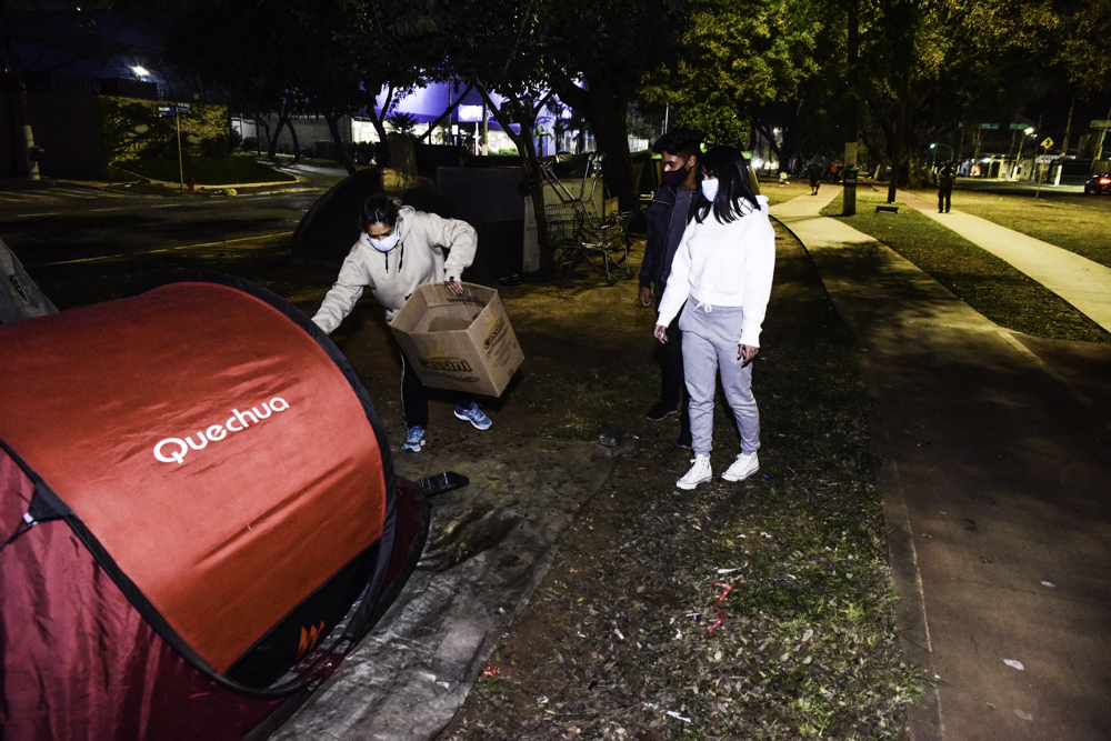 Munik Nunes distribui bolo do seu aniversário a moradores de rua em São Paulo; fotos