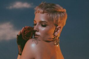 Halsey aparece com seio à mostra em capa de novo disco; veja