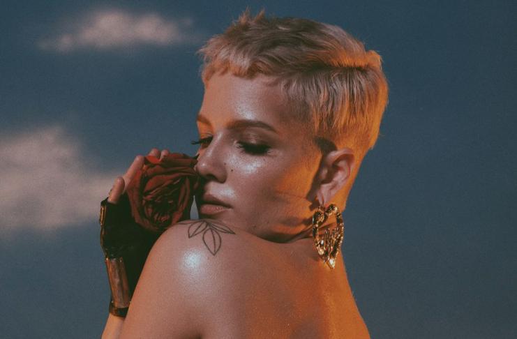 Halsey aparece com seio à mostra em capa de novo disco; veja