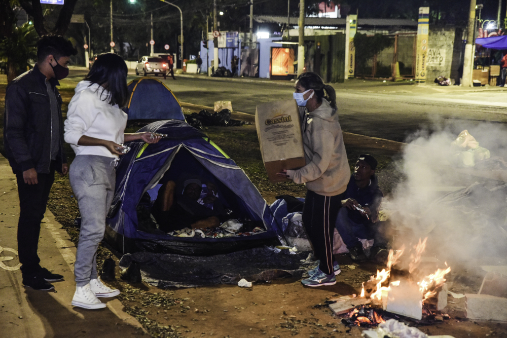 Munik Nunes distribui bolo do seu aniversário a moradores de rua em São Paulo; fotos