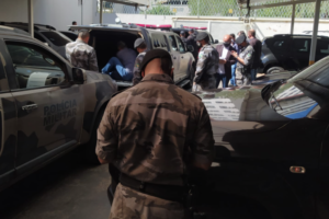 Movimento no pátio do Ministério Público no momento em que os mandados eram cumpridos (Foto: MP/Divulgação)