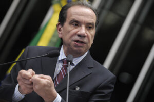 Aécio não comenta declaração do presidente, mas defende deixar para depois discussão de voto impresso