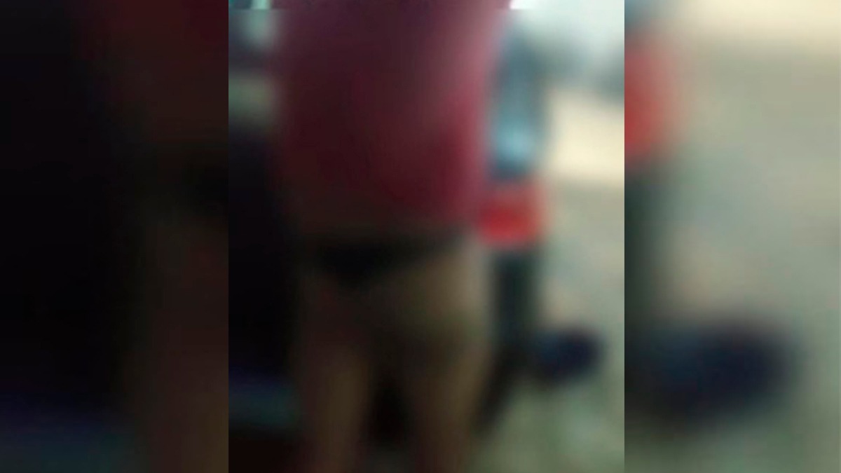 Vídeo que circula em redes sociais mostra guarda zombando de homem que estava vestido com uma calcinha