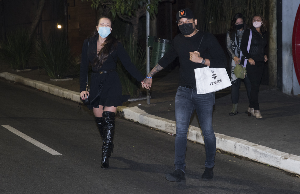 Gabi Martins e Tierry deixam restaurante em clima de romance; fotos