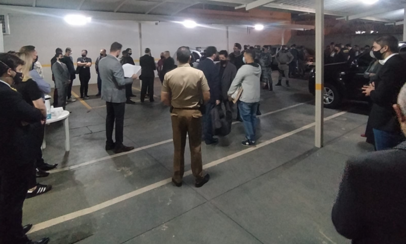 Movimento no pátio do Ministério Público no momento em que os mandados eram cumpridos (Foto: MP/Divulgação)