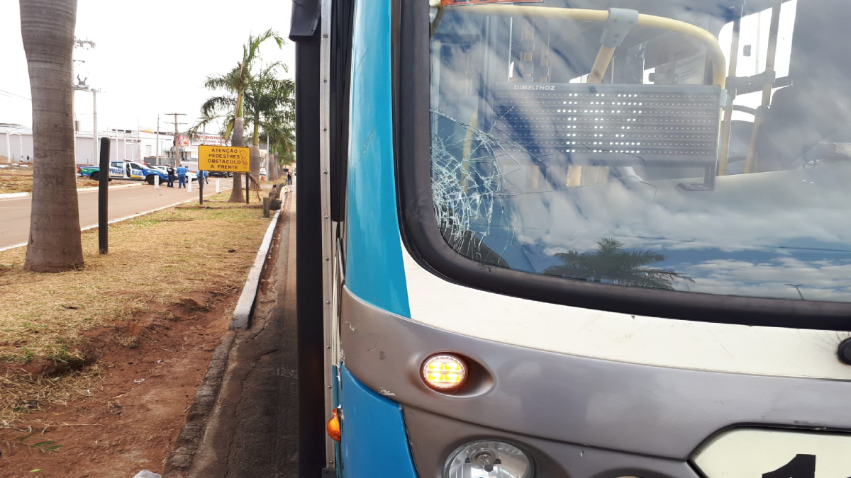 Morador de rua embriagado morre após ser atropelado por um ônibus na GO-060