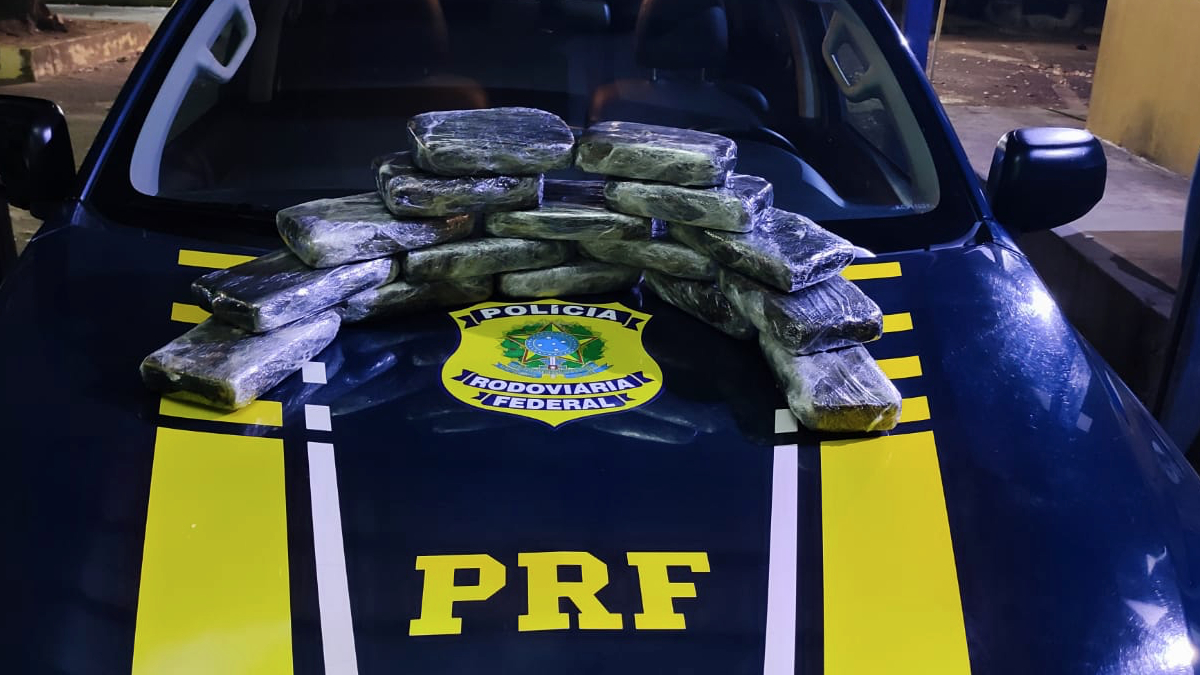 PRF apreende 18kg de cocaína avaliadas R$ 750 mil em ônibus na BR-153, em Uruaçu (Foto: Divulgação/PRF)