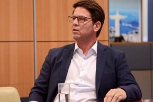 Mario Frias é acusado de racismo após dizer que youtuber negro 'precisa de um bom banho'