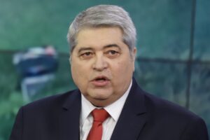 Datena se emociona ao mostrar neve caindo no Brasil; vídeo