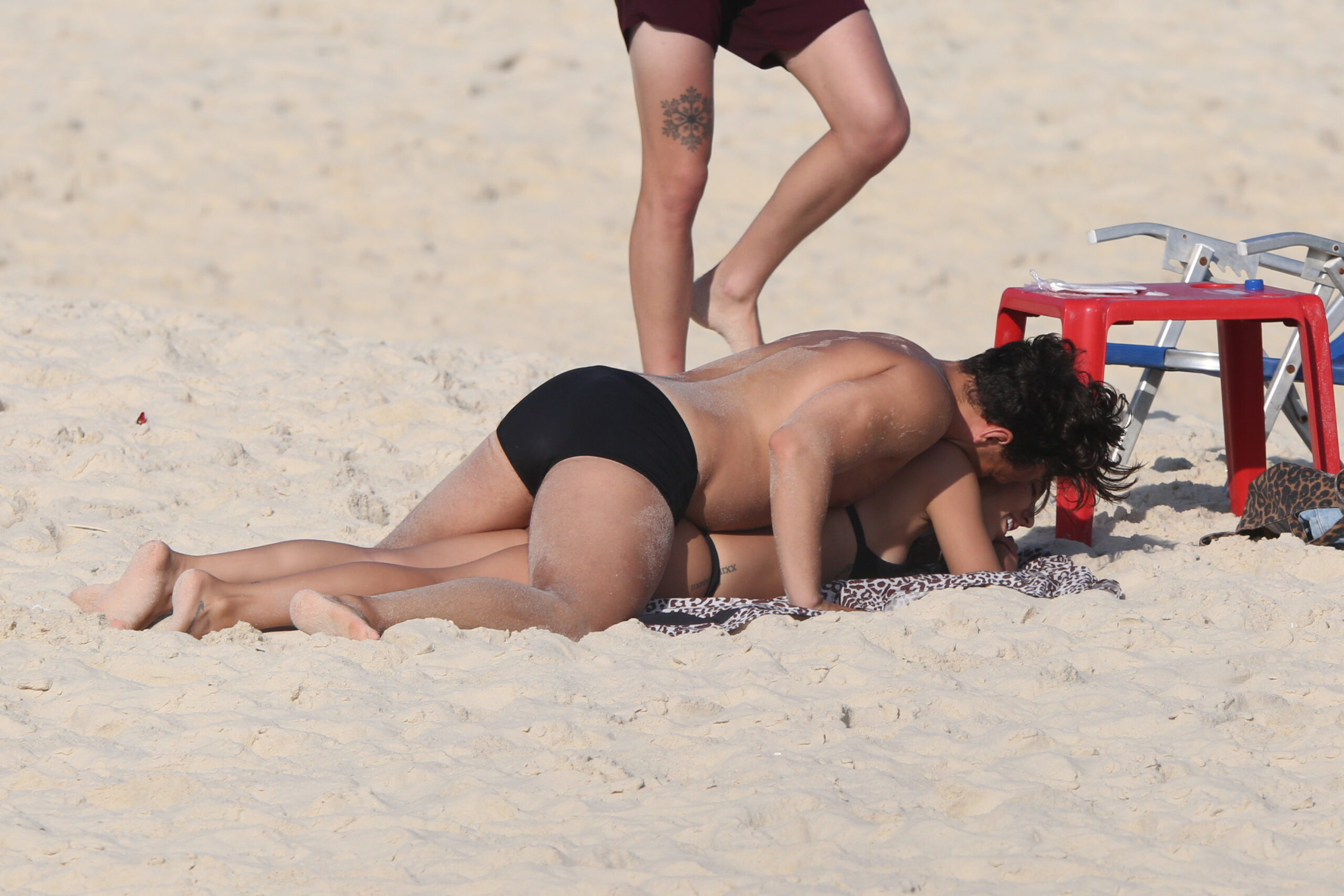 Gabi Brandt e Saulo Poncio são flagrados em praia no Rio; fotos