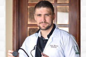 Denis Ricardo Faria Gurgel teria encostado em um fio de energia durante o ensaio fotográfico e recebeu o choque