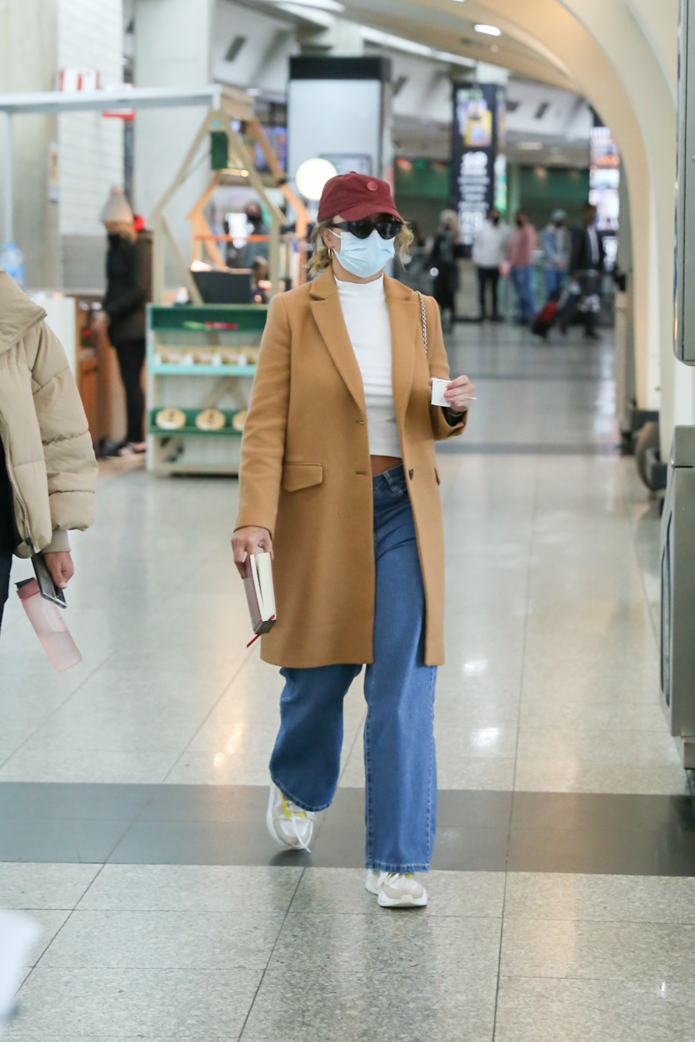 Rafa Kalimann desembarca irreconhecível no aeroporto de Congonhas; veja fotos