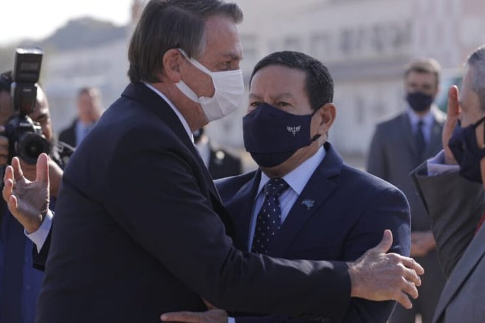 Bolsonaro vai aos EUA; Mourão assume presidência após dois anos