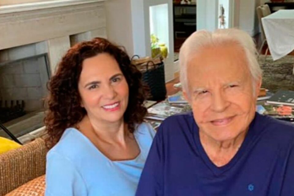 Quero chegar aos 150 anos para namorar mais minha mulher, diz Cid Moreira Jornalista está casado com Fátima Moreira há 23 anos