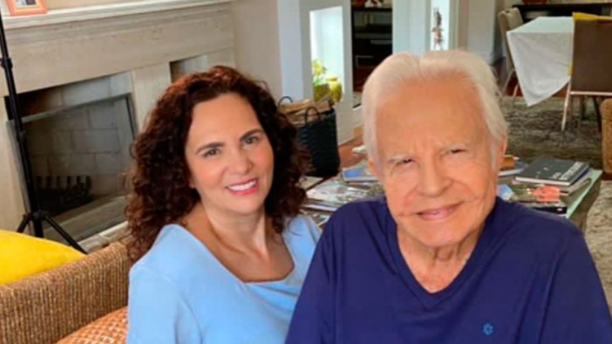 Quero chegar aos 150 anos para namorar mais minha mulher, diz Cid Moreira Jornalista está casado com Fátima Moreira há 23 anos