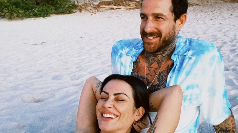 Cleo se casa com empresário com apenas duas testemunhas para evitar aglomeração