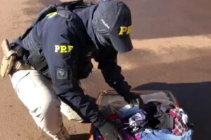 PRF encontra 4kg de droga com grávida em ônibus na BR-364, em Jataí