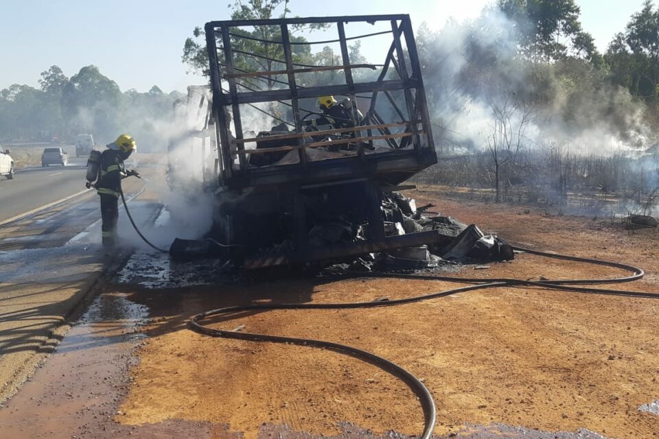 Carreta pega fogo na BR 060 (foto: Corpo de Bombeiros)