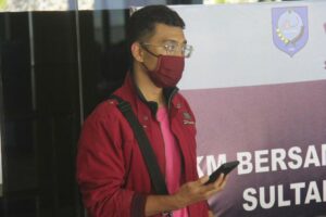 De acordo com a imprensa internacional, ele estava vestida com o niqab - o traje mulçumano