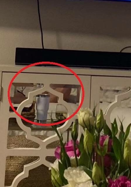 Mentira foi descoberta após a mulher reparar que o espelho refletia as pernas da amante