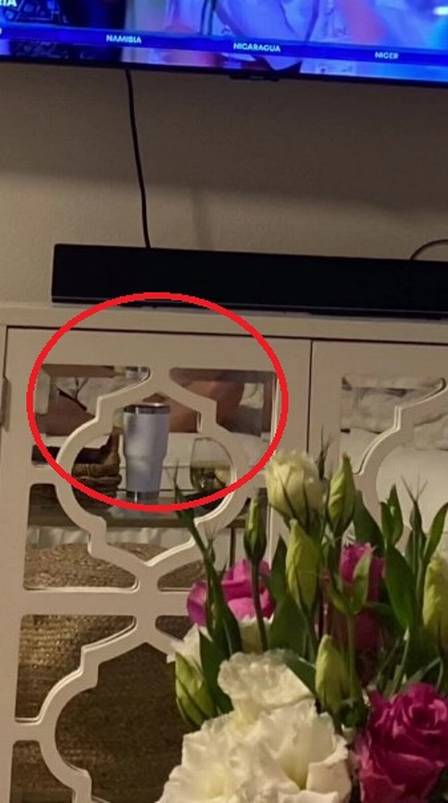 Mentira foi descoberta após a mulher reparar que o espelho refletia as pernas da amante