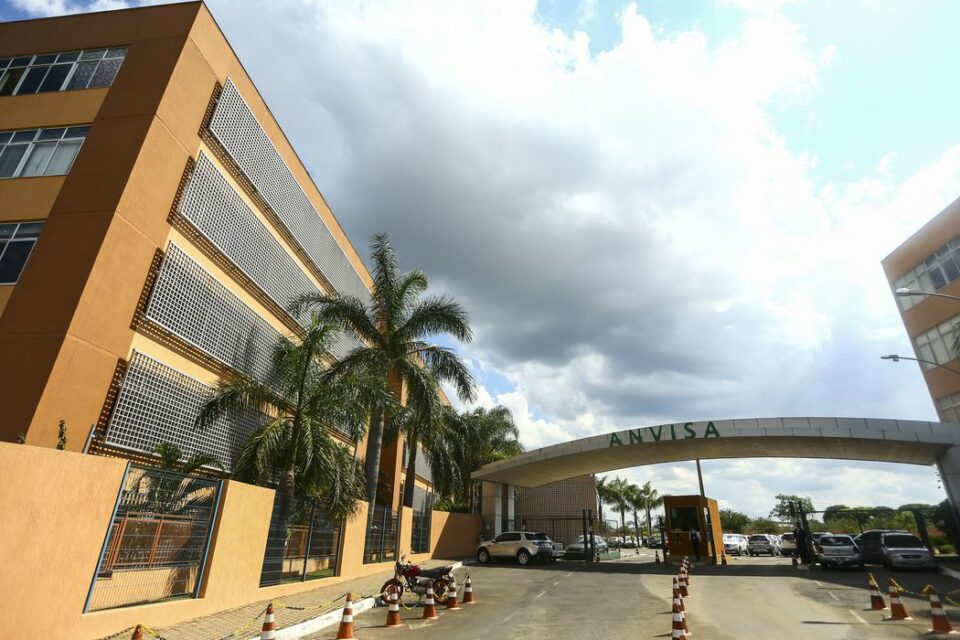 Anvisa aprova uso emergencial de medicamento para Covid-19