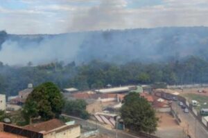Incêndio no Hot Park é controlado, mas área é evacuada