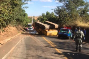 Carreta perde força e trator que estava sendo transportado tomba na GO-330, em Ipameri