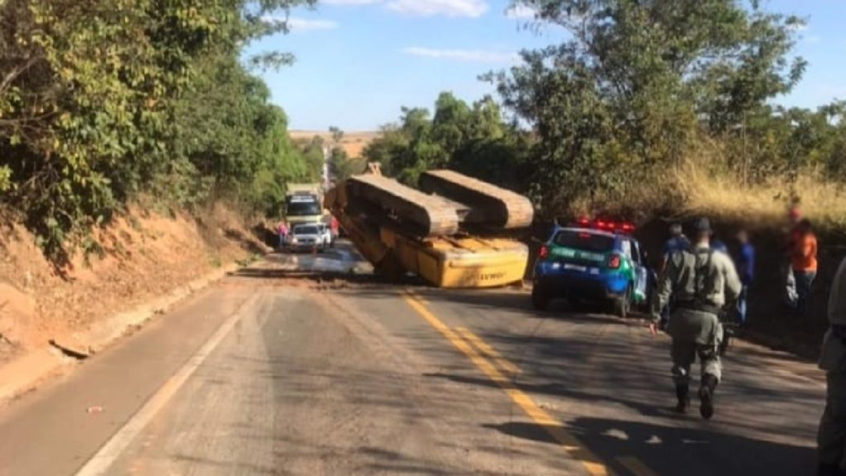 Carreta perde força e trator que estava sendo transportado tomba na GO-330, em Ipameri