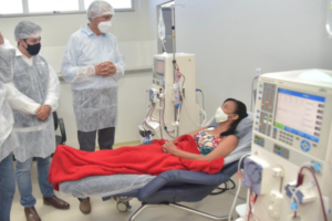 Governador Ronaldo Caiado conversa com paciente da hemodiálise da policlínica de Posse (Foto: Divulgação)