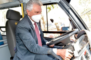 Governador Ronaldo Caiado (DEM) sentado à cabine de um dos ônibus entregues à Secretaria de Educação (Foto: Governo do Estado)