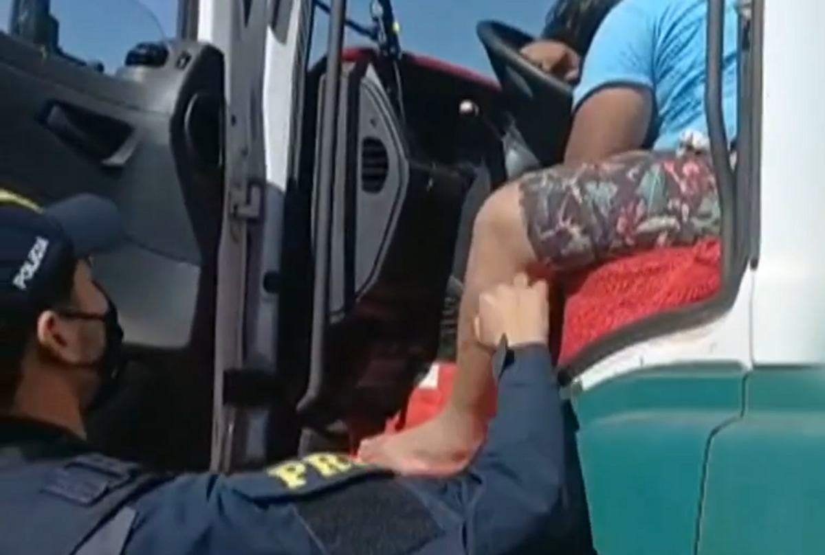 Motorista é flagrado embriagado e dormindo dentro de caminhão na BR 060, em Rio Verde