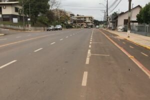 Imagens da Polícia Civil mostram que criança é jogada em meio à avenida de movimento em madrugada fria
