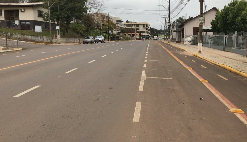 Imagens da Polícia Civil mostram que criança é jogada em meio à avenida de movimento em madrugada fria