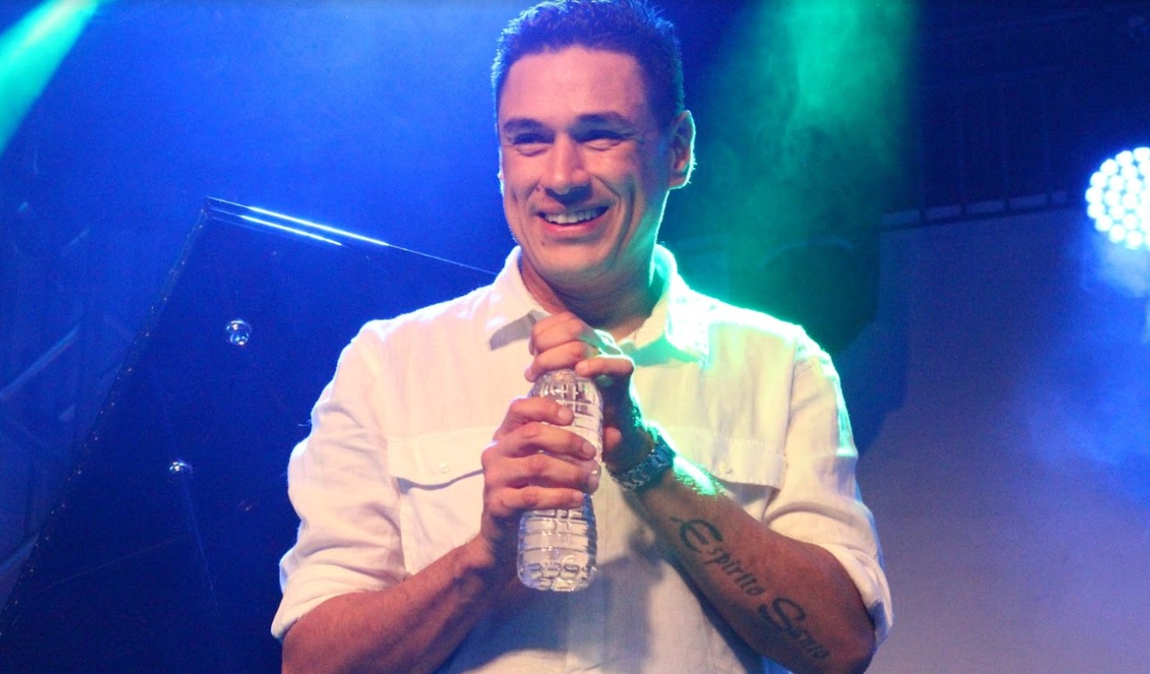 Thiago Espírito Santo se apresenta no #EmCasaComSesc nesta terça-feira