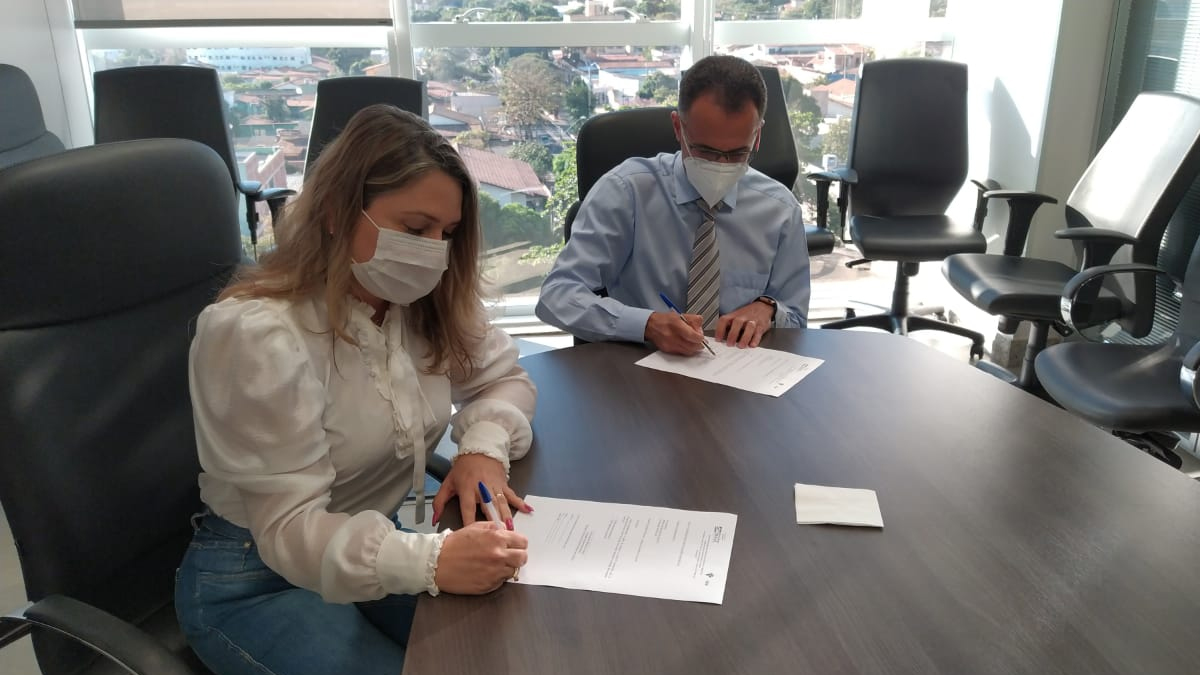 Receita doa 3 mil máscaras contra Covid para população carente de Iporá