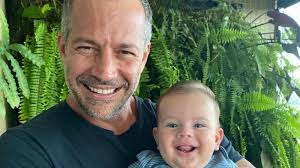 Filho de Malvino Salvador tem medo de pessoas vestidas de branco; entenda Filho caçula de Malvino Salvador e Kyra Gracie é internado na UTI