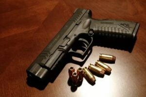 Jovem sai para comprar maçã do amor para namorada e é morto a tiros em Minas Gerais