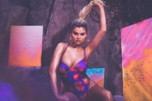 Selena Gomez desenha e lança linha de biquínis para grife