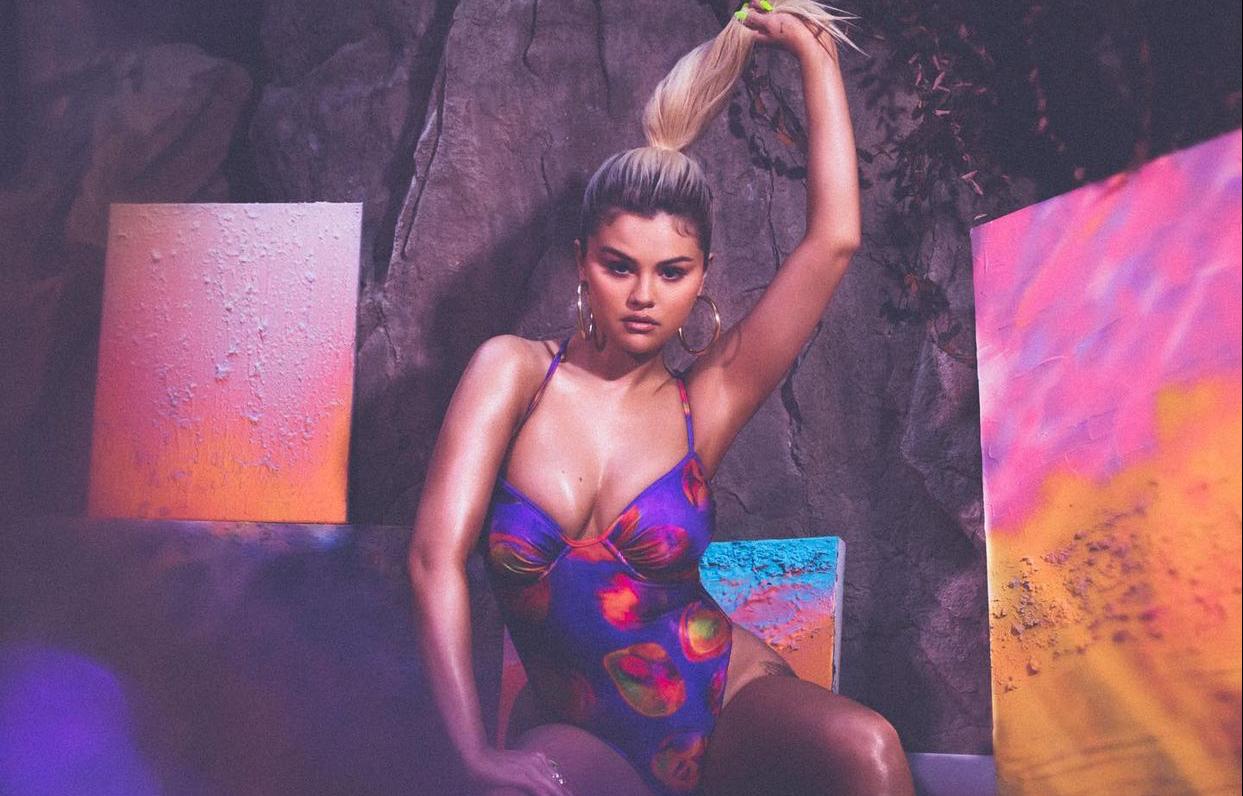 Selena Gomez desenha e lança linha de biquínis para grife