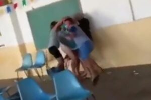 Homem leva amante para tomar vacina e encontra esposa na fila; vídeo