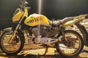 Motocicleta atingida na colisão (Foto: CBM/GO/Divulgação)