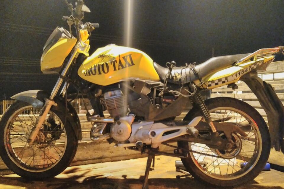 Motocicleta atingida na colisão (Foto: CBM/GO/Divulgação)