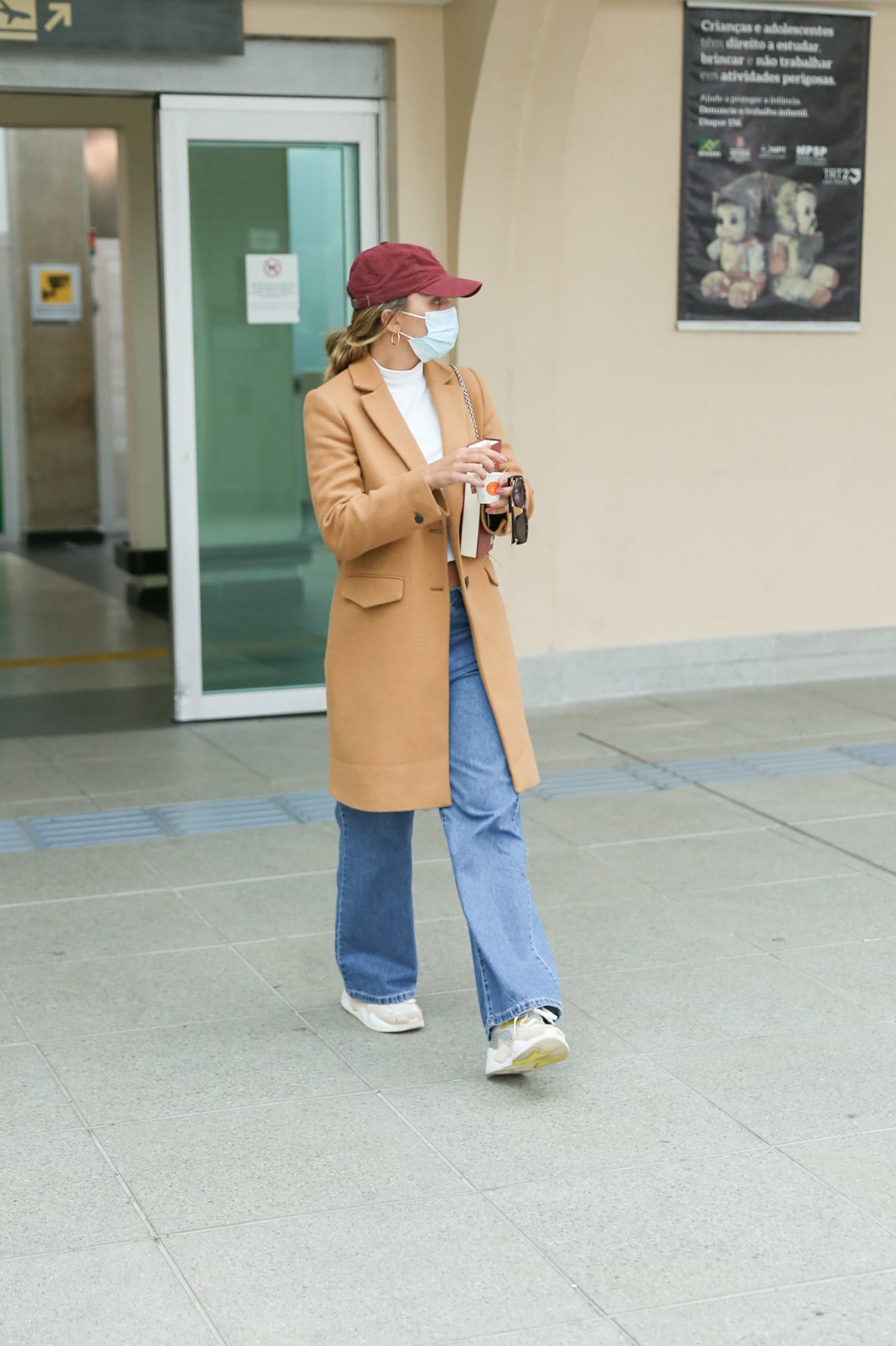 Rafa Kalimann desembarca irreconhecível no aeroporto de Congonhas; veja fotos