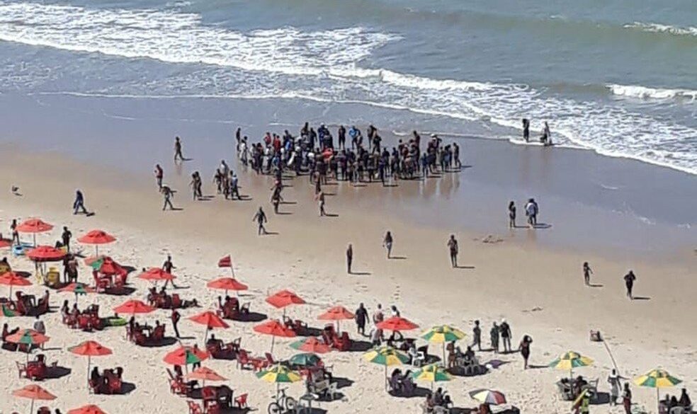 Um homem de 32 anos foi resgatado neste domingo (25) na praia de Piedade, em Pernambuco, após ter sido vítima de um ataque de tubarão. (Foto: reprodução)