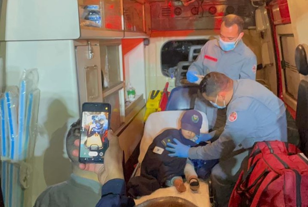 Após desaparecer, menino de 2 anos é encontrado graças ao cachorro da família