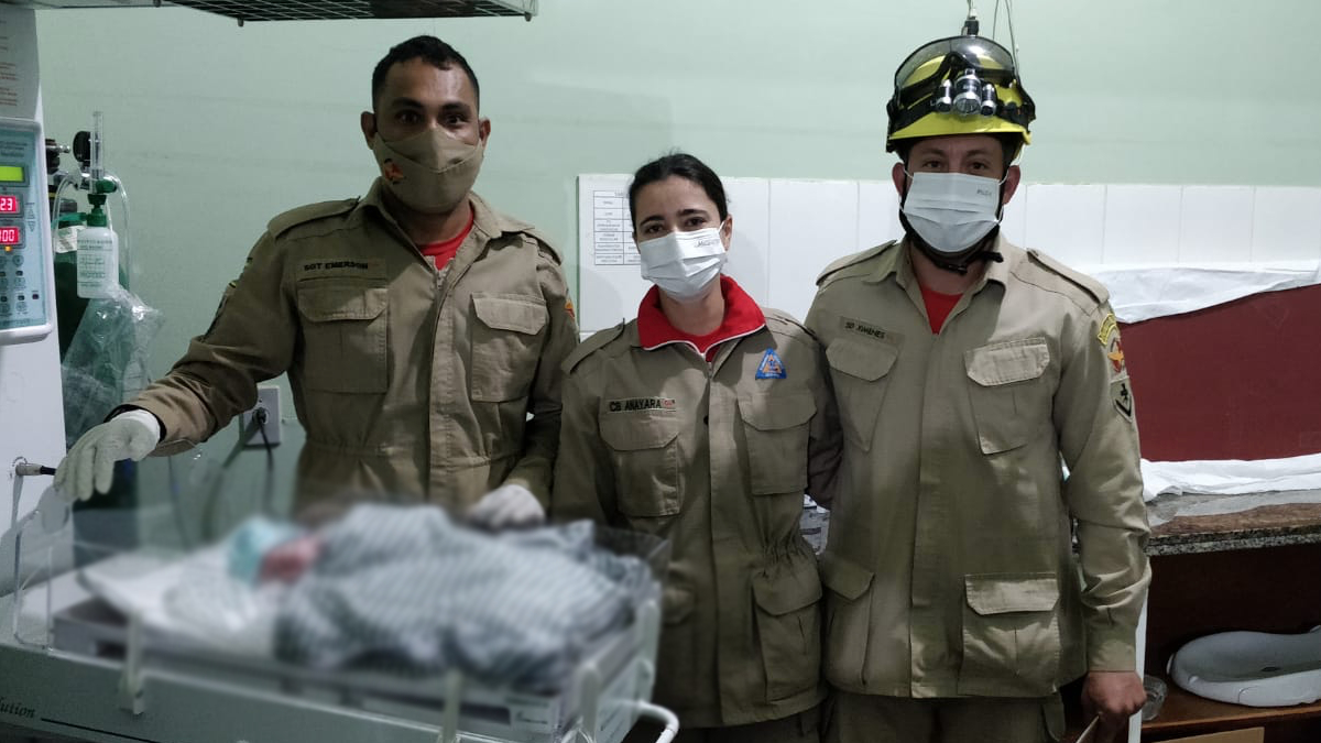 Segundo os bombeiros, não havia tempo hábil para levar a mulher até um hospital e o nascimento do bebê aconteceu na casa da mulher (Foto: Divulgação/Bombeiros)
