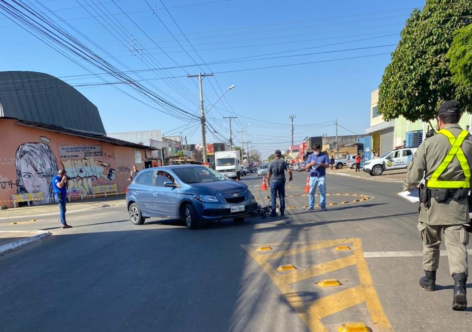 Acidente entre carro e 'mobilete' deixa um em estado gravíssimo