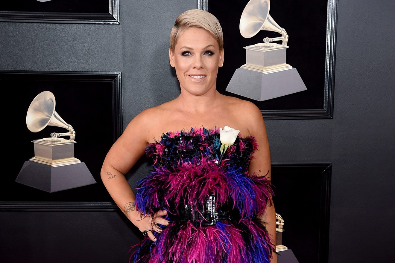 Cantora chamou a regra de 'sexista' e declarou estar orgulhosa das atletas de handebol de praia (Foto: Divulgação)